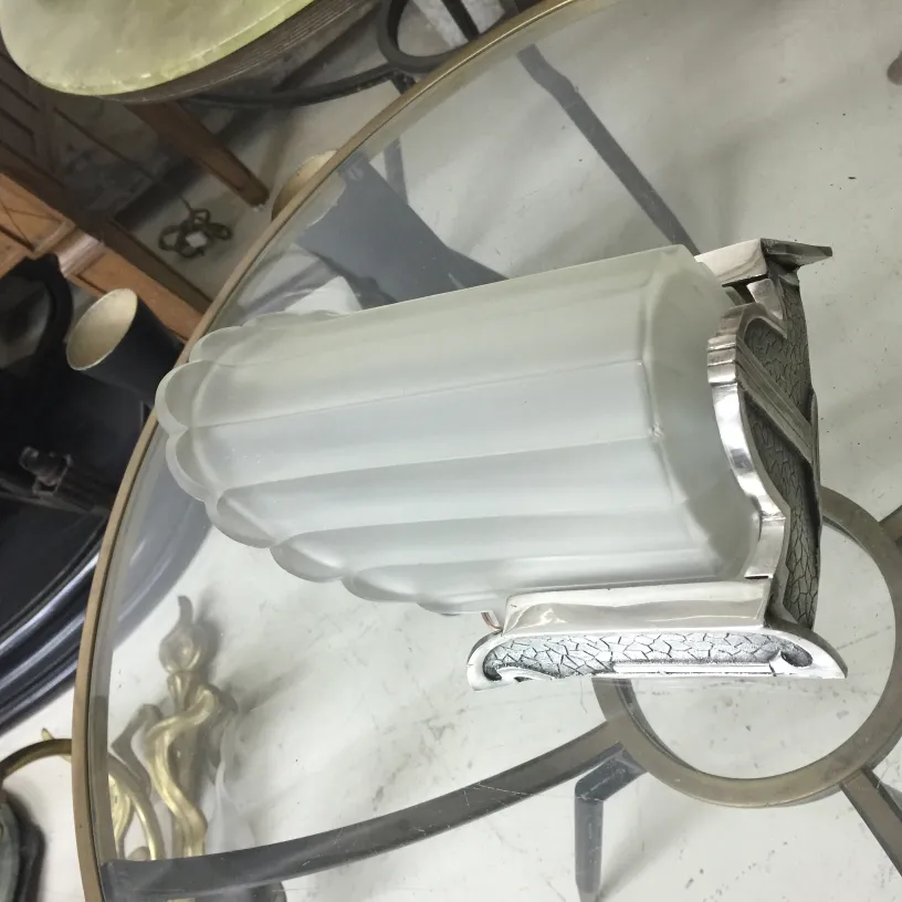 古董壁灯，带有精致底座和磨砂玻璃，周围有各种家具。