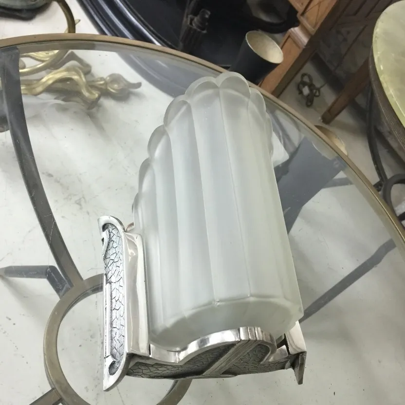 Antiga dupla de luminárias de parede com design decorativo, ideal para interiores.