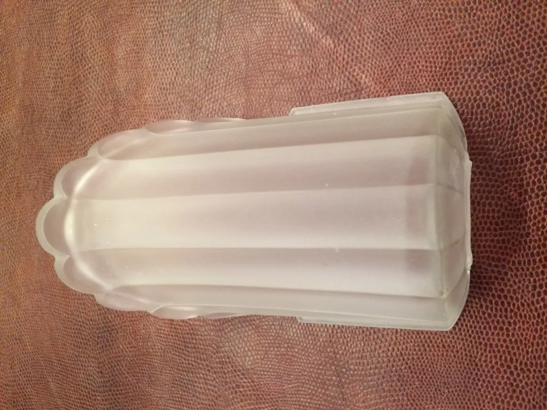 Пара антикварных бра со светлым классическим дизайном, идеально подходящими для интерьера.