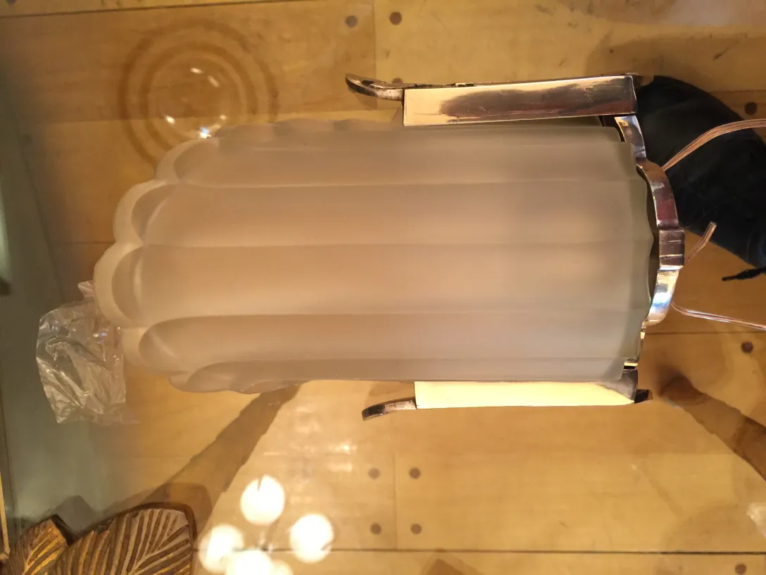 Antiche applique con design elegante, creano un'atmosfera accogliente.