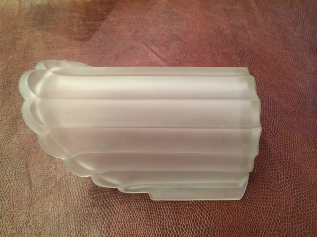 пара антикварных бра с волнистой формой и элегантным дизайном на коричневом фоне