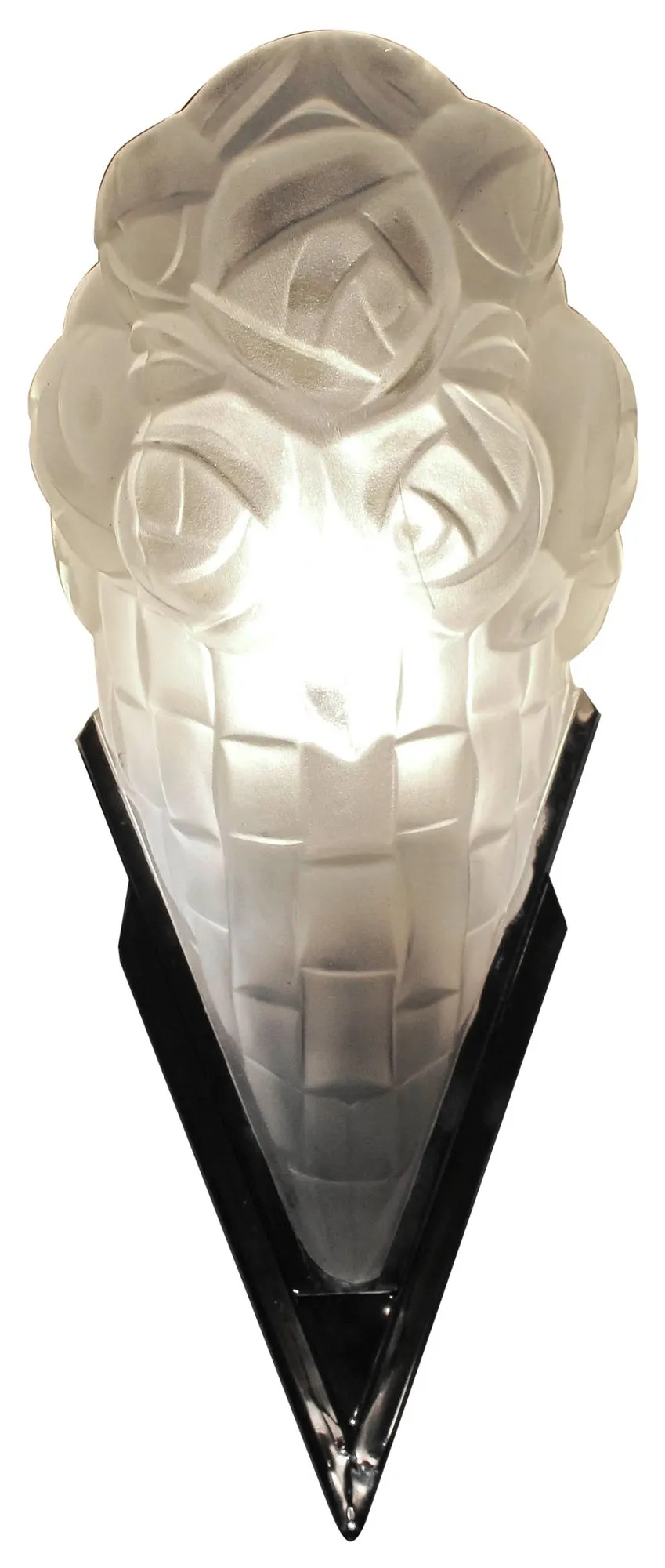 Par de apliques antiguos con patrón decorativo en blanco, iluminando un ambiente acogedor.