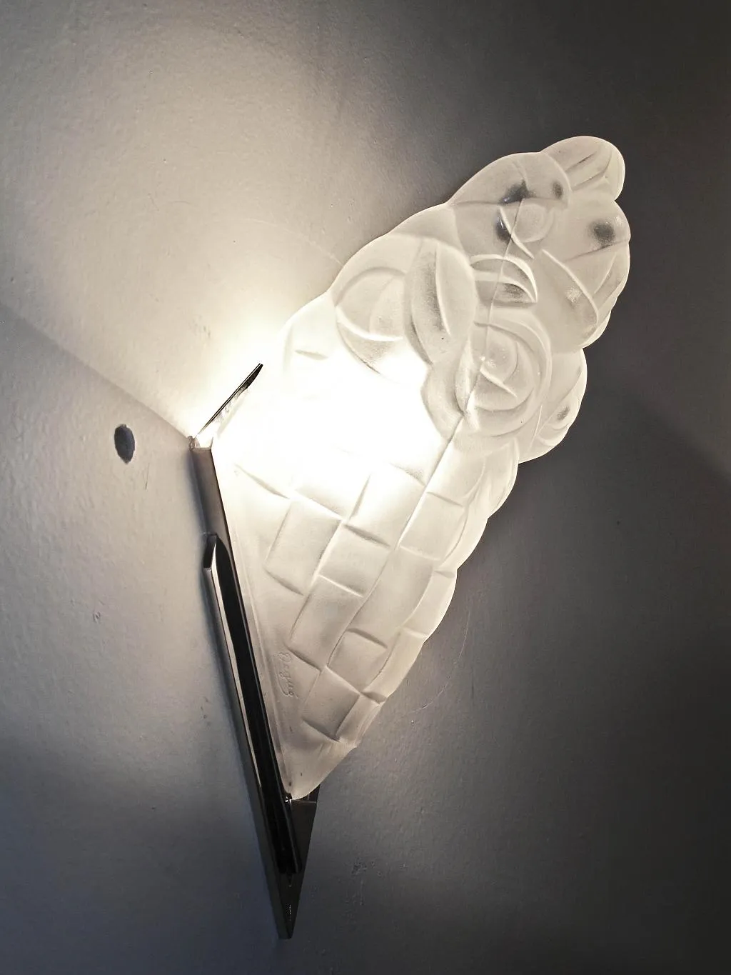 Applique antiche con design dettagliato, che illuminano il muro. Atmosfera calda e accogliente.