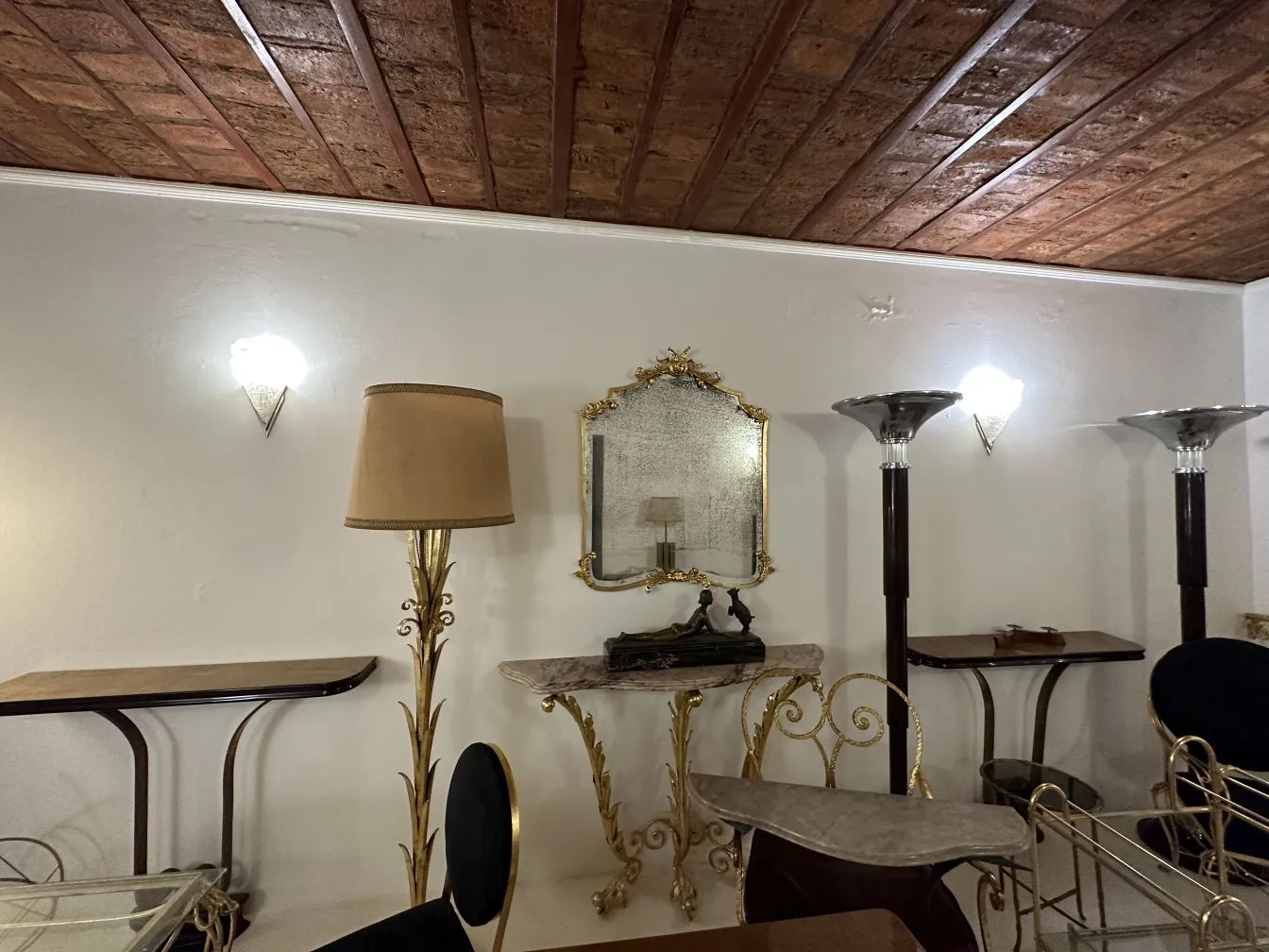 due applique antiche in una stanza decorativa con specchio