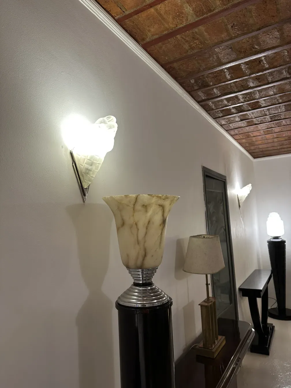 مجموعة من مصابيح الجدار القديمة، تضيء البيئة بلطف بتصميم مميز.