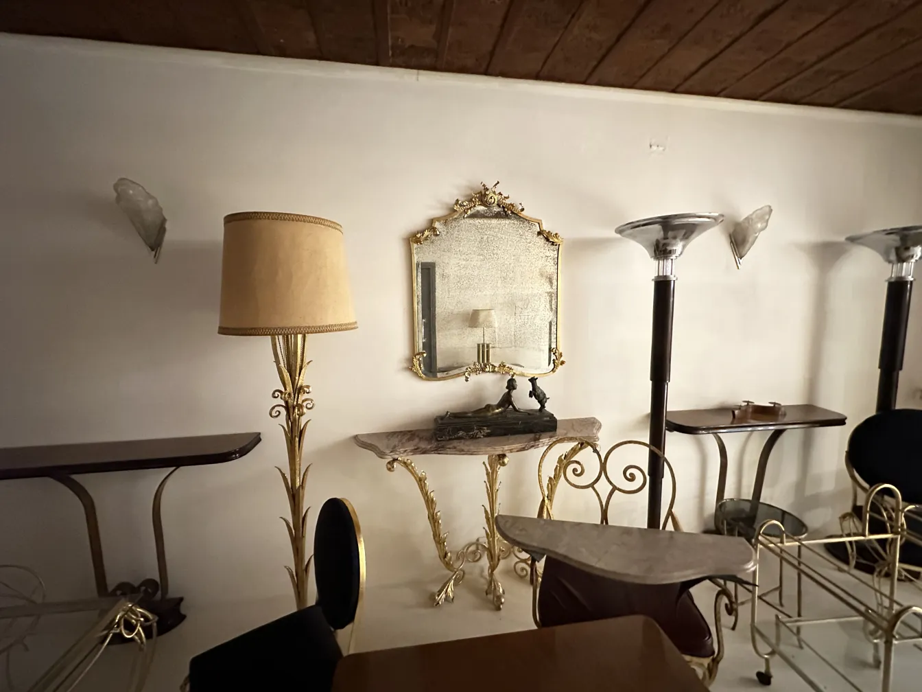 apliques de parede antigos em forma de vela em um ambiente elegante