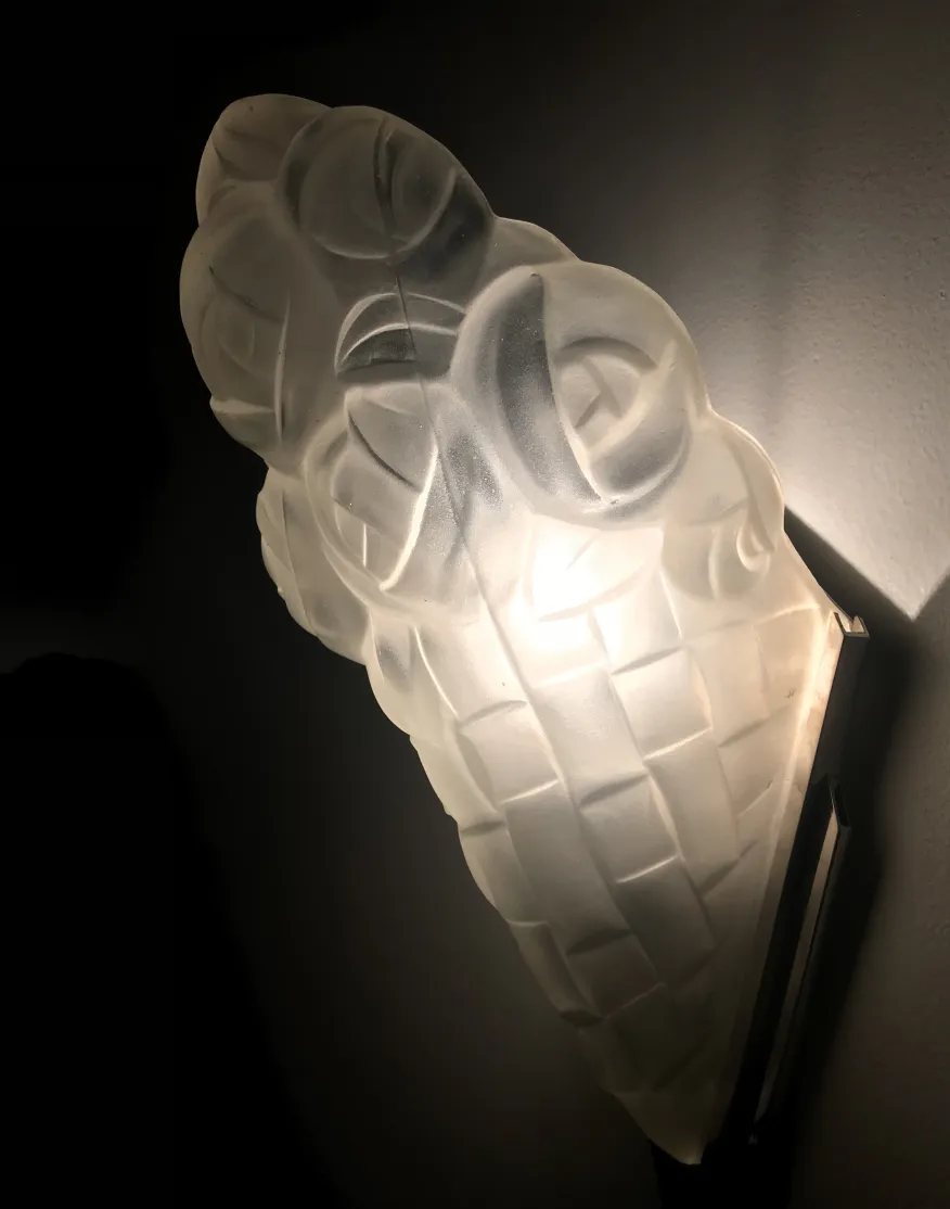 luminárias de parede antigas com forma distinta iluminando suavemente