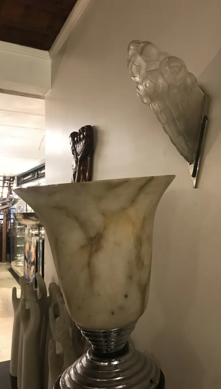 paire d'appliques anciennes avec design décoratif dans un cadre élégant.