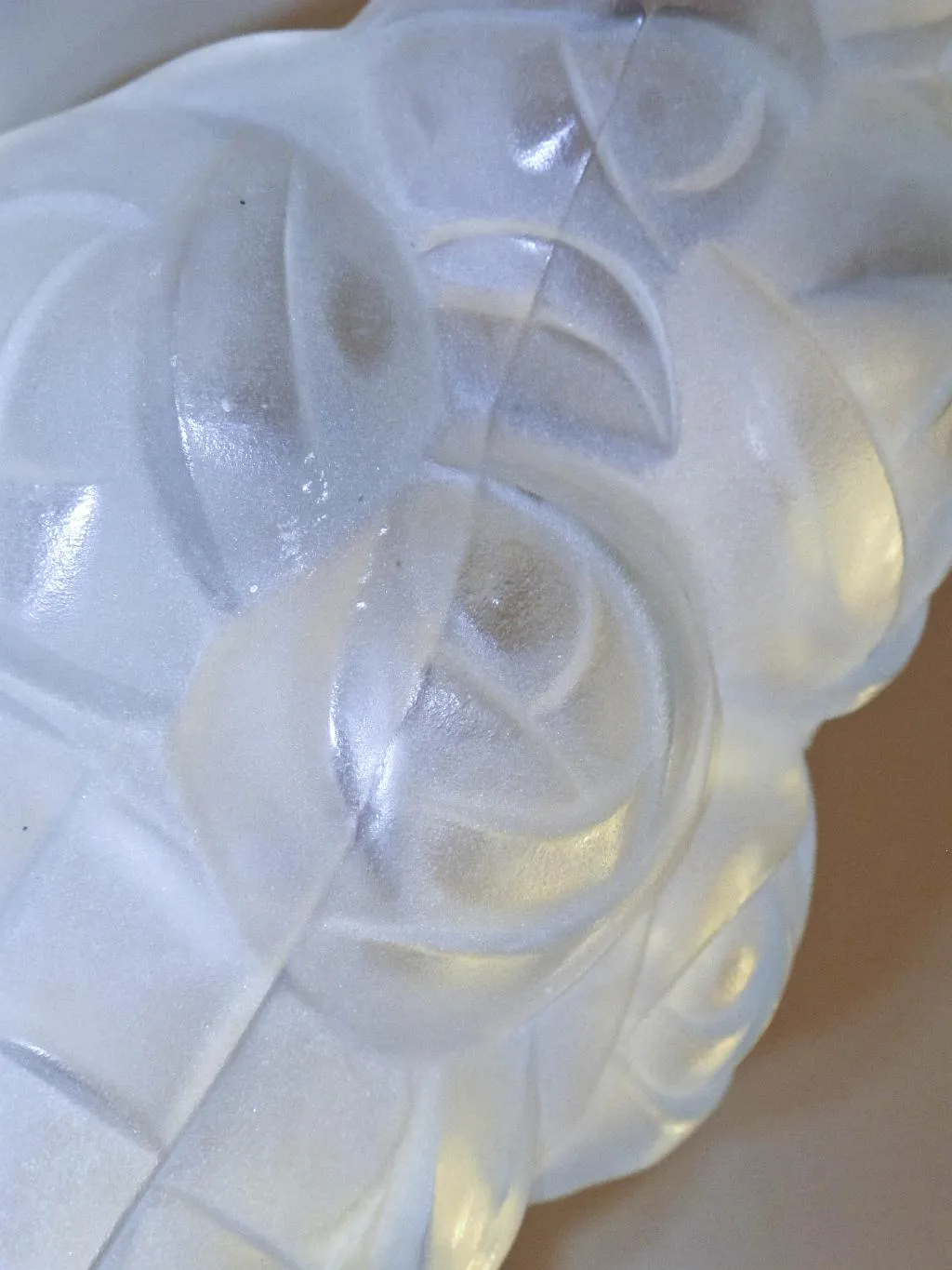 Par de luminárias de parede antigas com design ornamental na parte superior