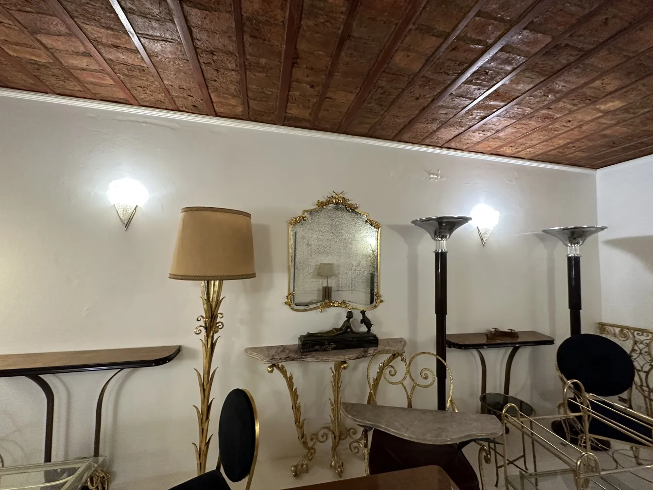 par de apliques antiguos iluminando una habitación clásica