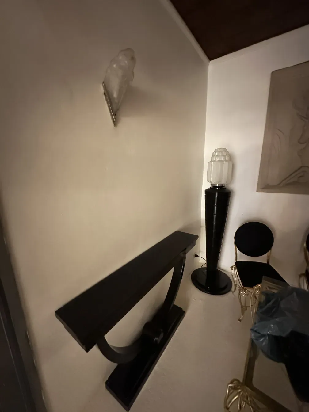 zwei antike Wandleuchter an der Wand mit dekorativem Licht