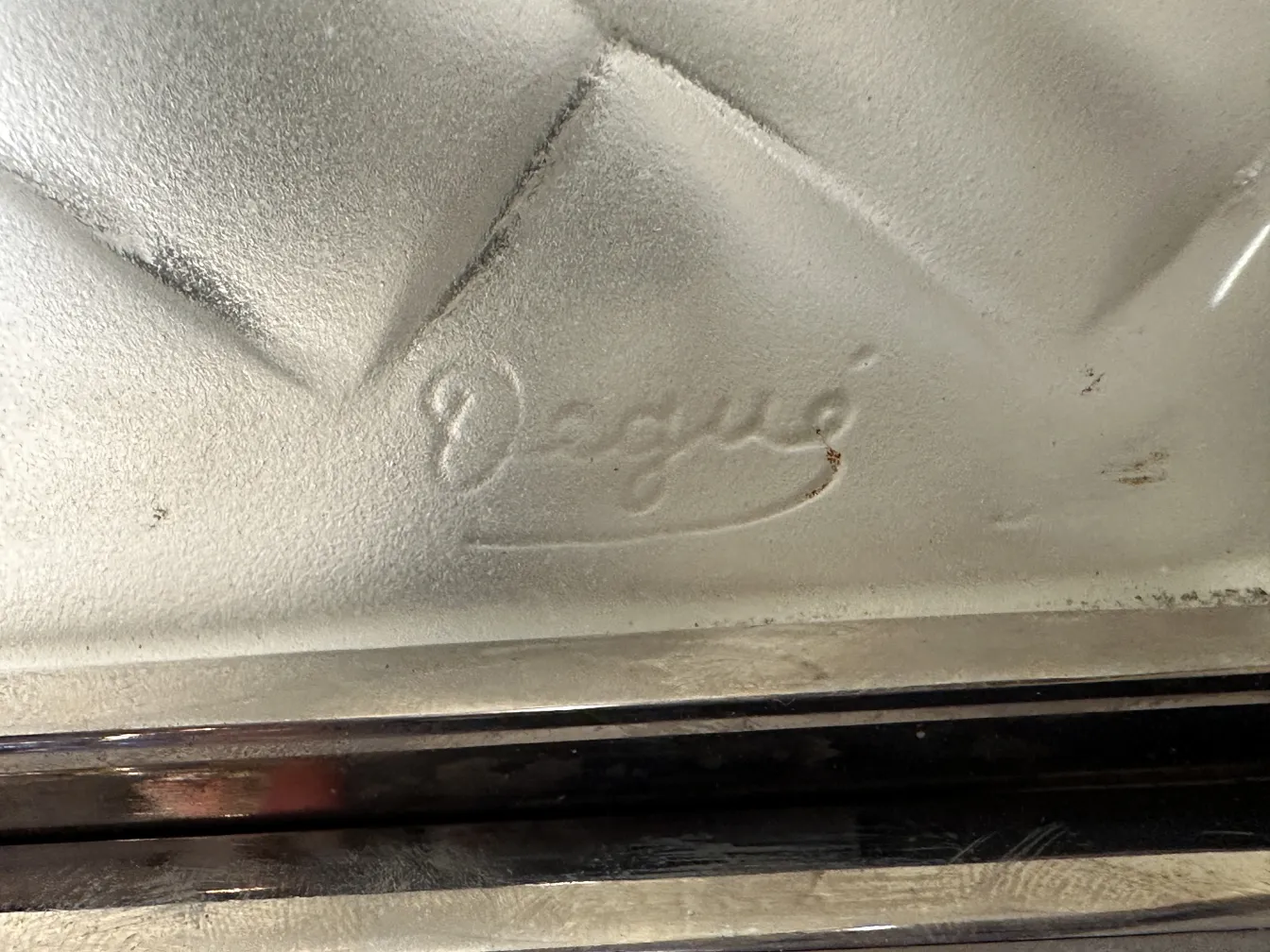 Paire d'appliques anciennes dans un cadre classique, éclairage chaleureux.