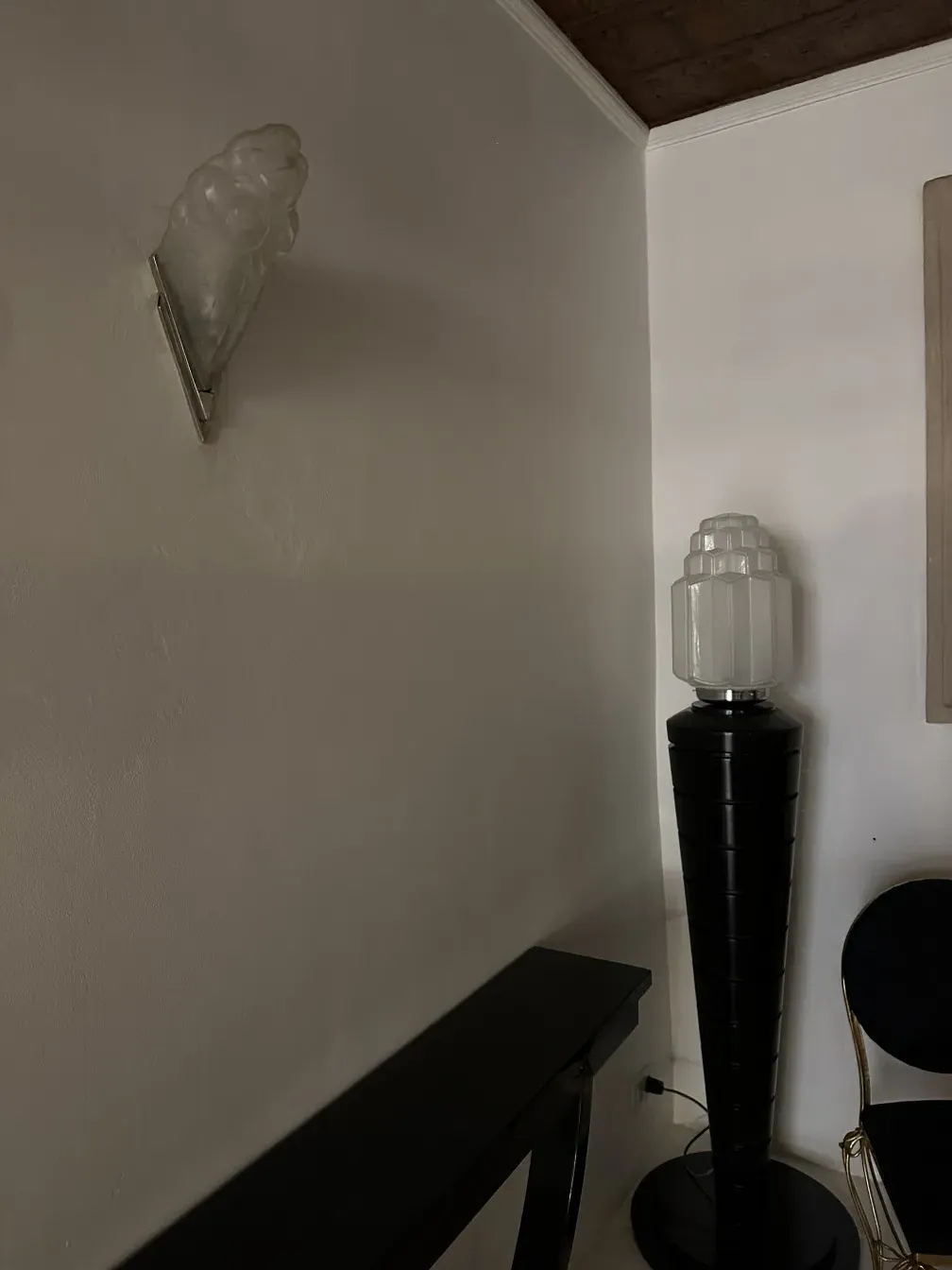 Paire d'appliques anciennes sur le mur avec un design élégant, ambiance classique.