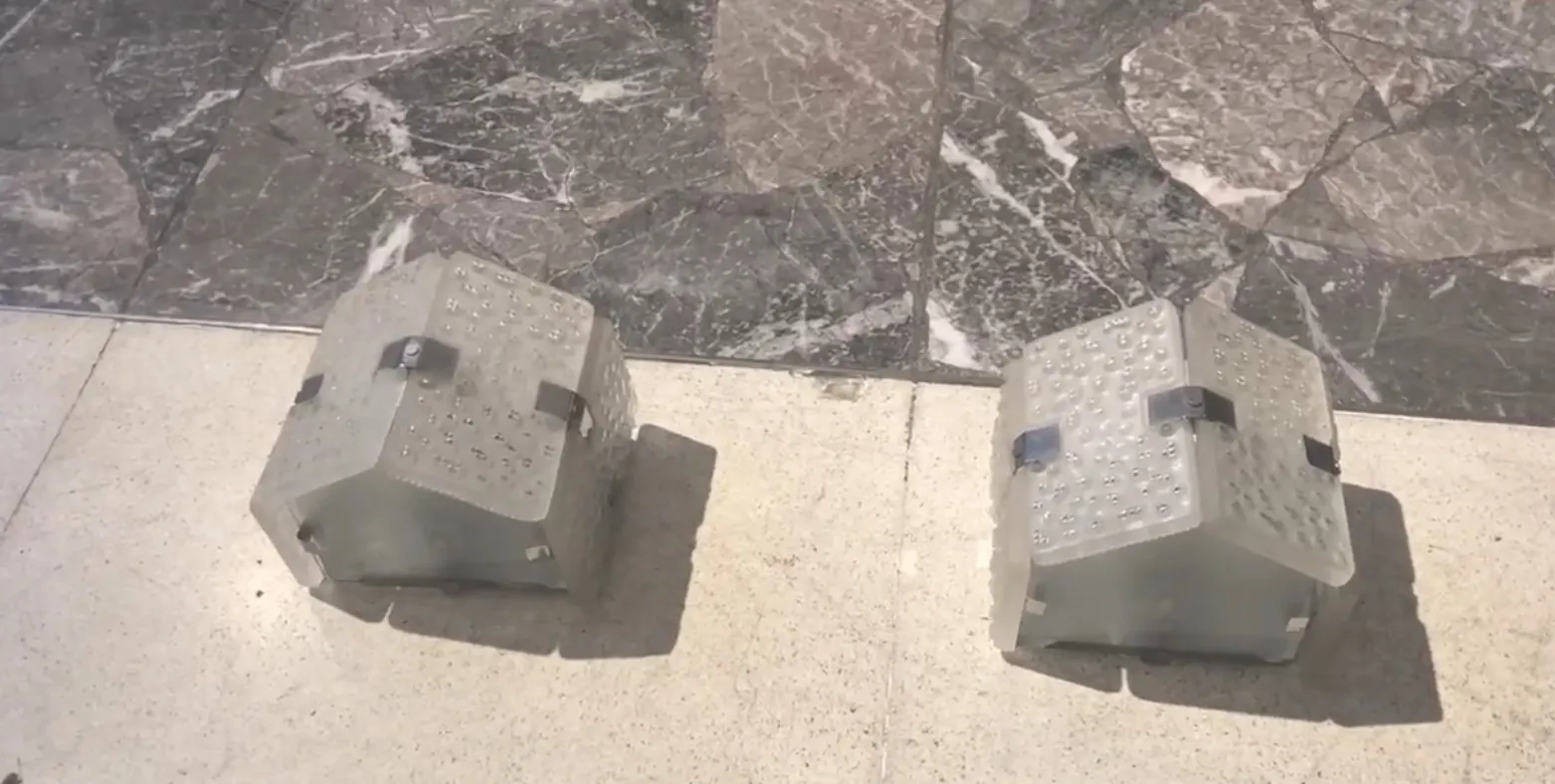 par de apliques antiguos de estilo orrefors con detalles visibles