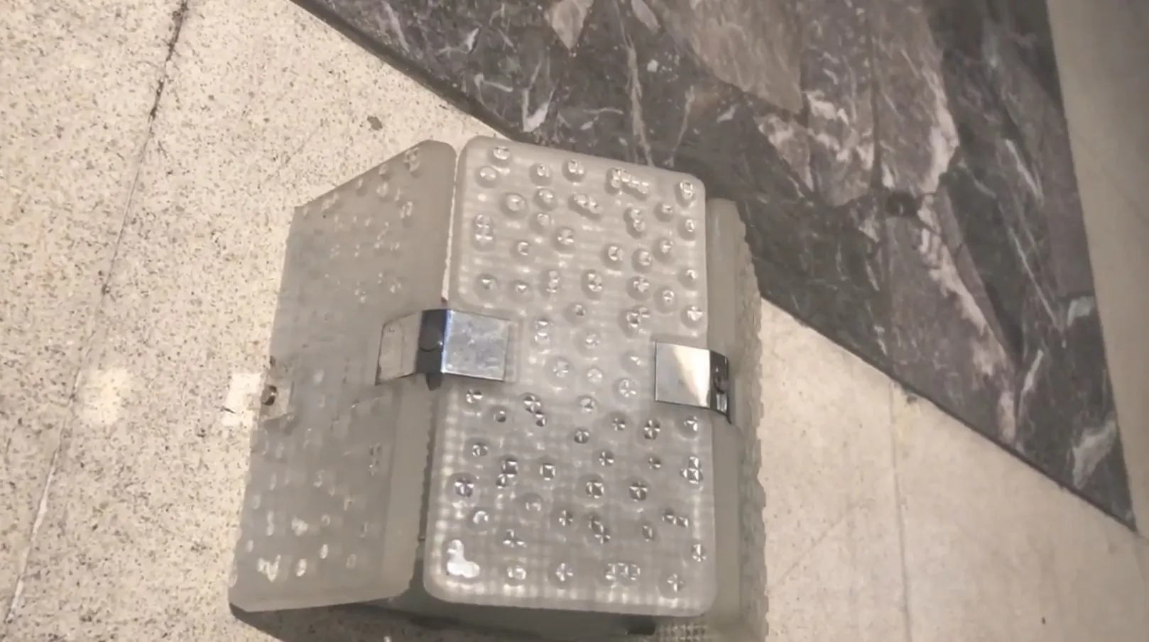 Hermoso par de apliques antiguos orrefors iluminando un espacio.