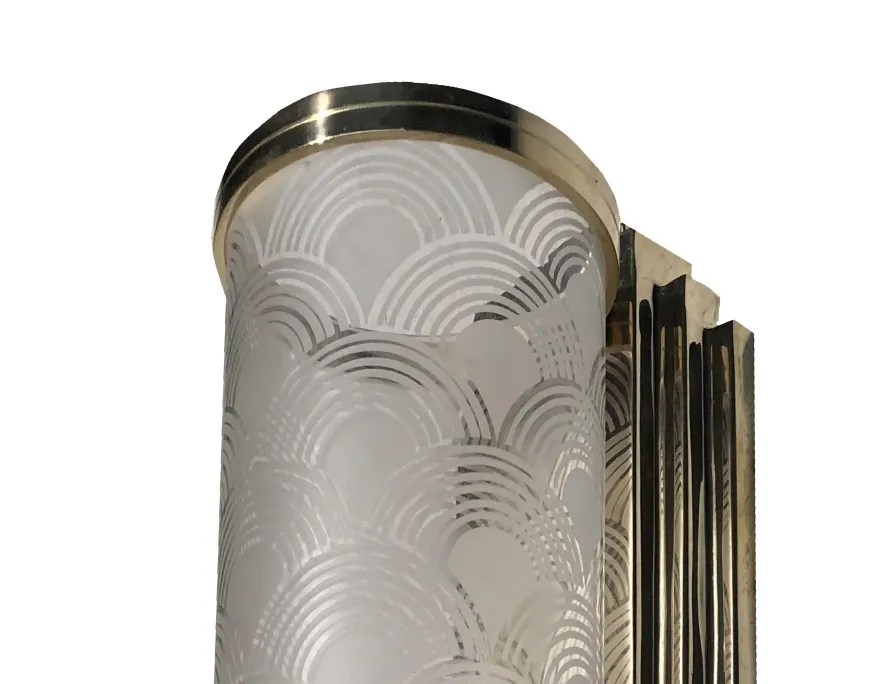 Paar antiker Wandleuchten mit Reliefdesign, perfekt für elegante Inneneinrichtung.