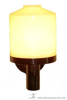 Coppia di applique antiche con luce morbida. Perfetta per ambienti accoglienti.