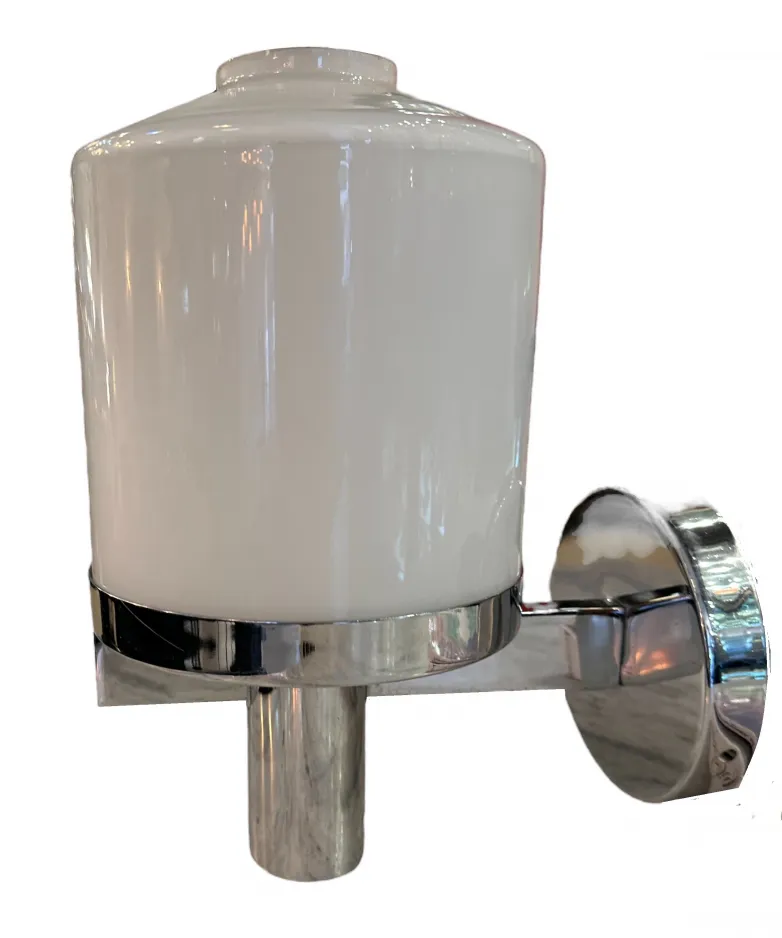 Applique antiche con design elegante e luce soffusa, ideali per interni.