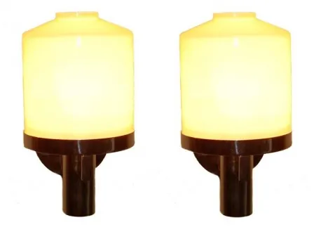 Par de apliques antiguos con luz suave y diseño clásico