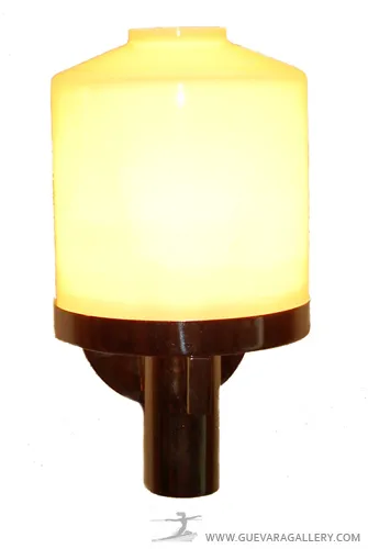 Par de apliques antiguos con luz suave, diseño redondeado.