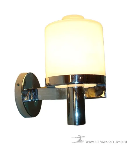 Antica coppia di applique con struttura in metallo e luce bianca, abbellendo la parete.