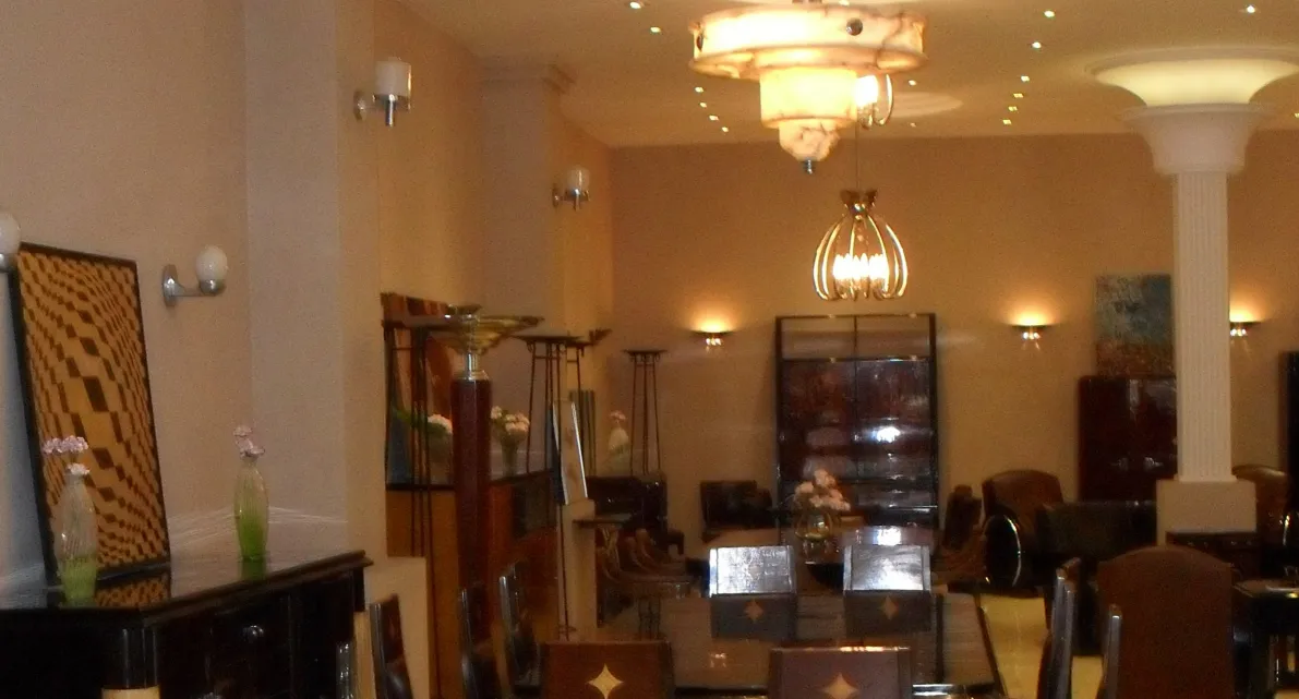 Image d'appliques anciennes dans un salon élégant avec une décoration subtile.