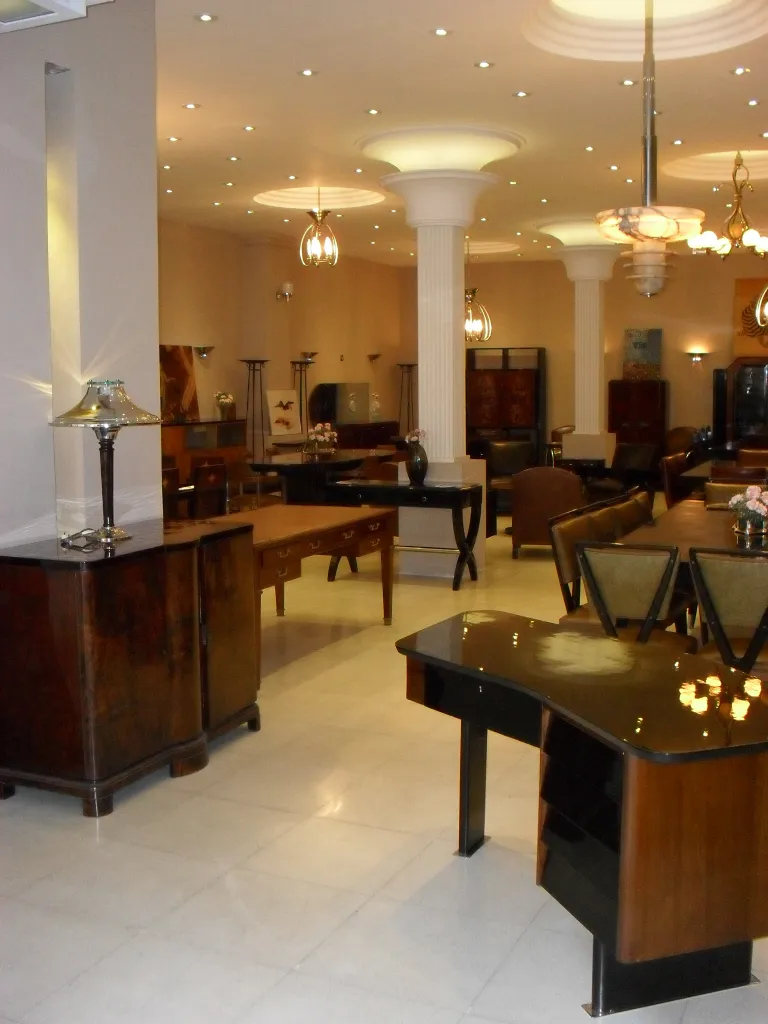 Elegantes apliques antiguos en un ambiente acogedor con muebles