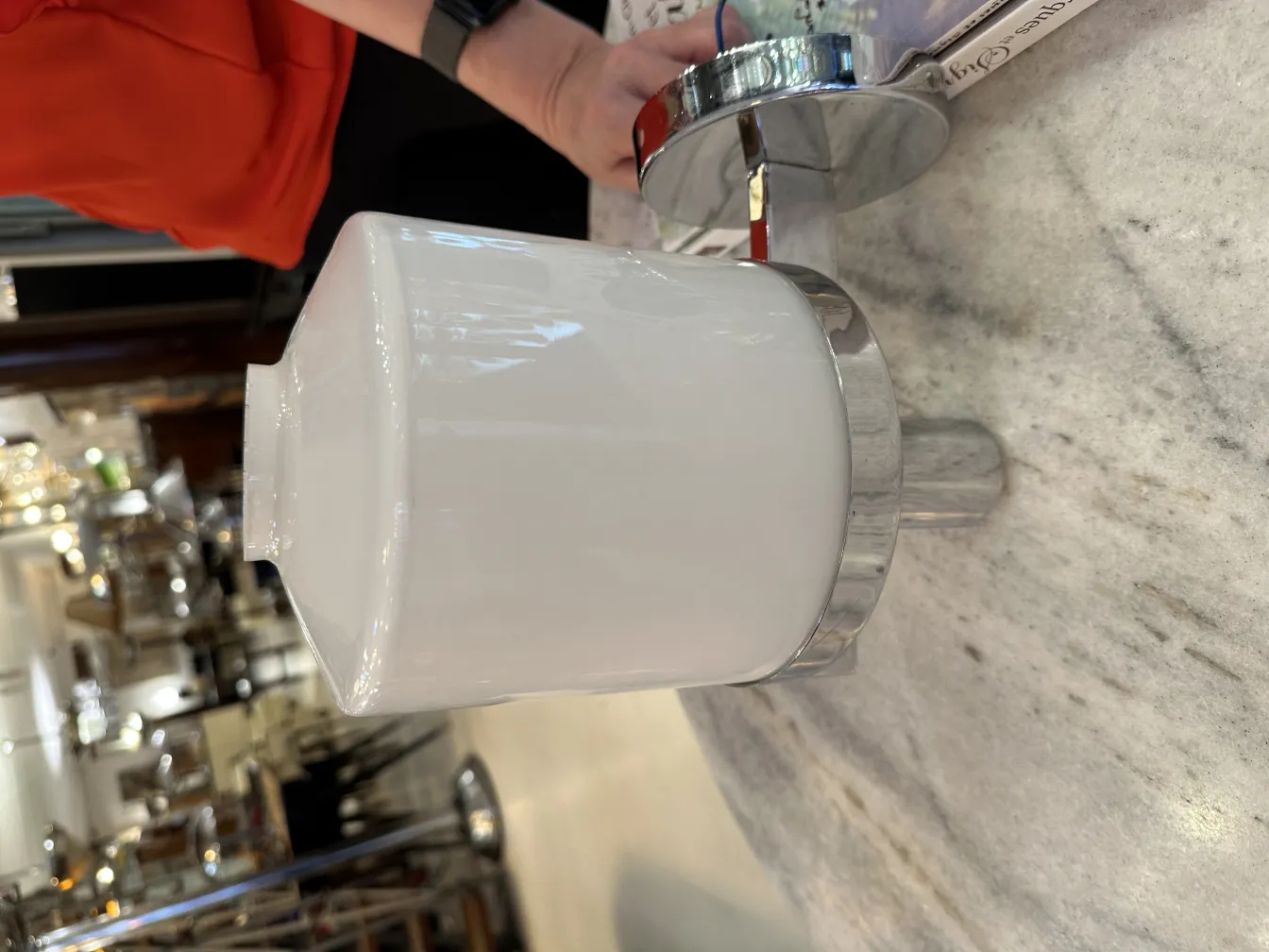 Coppia di applique antiche con paralume in vetro bianco e base in metallo, perfette per decorazioni classiche.