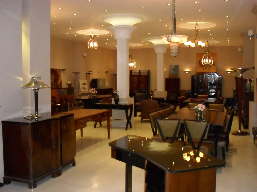 Antigas luminárias com design decorativo elegante em fundo de sala