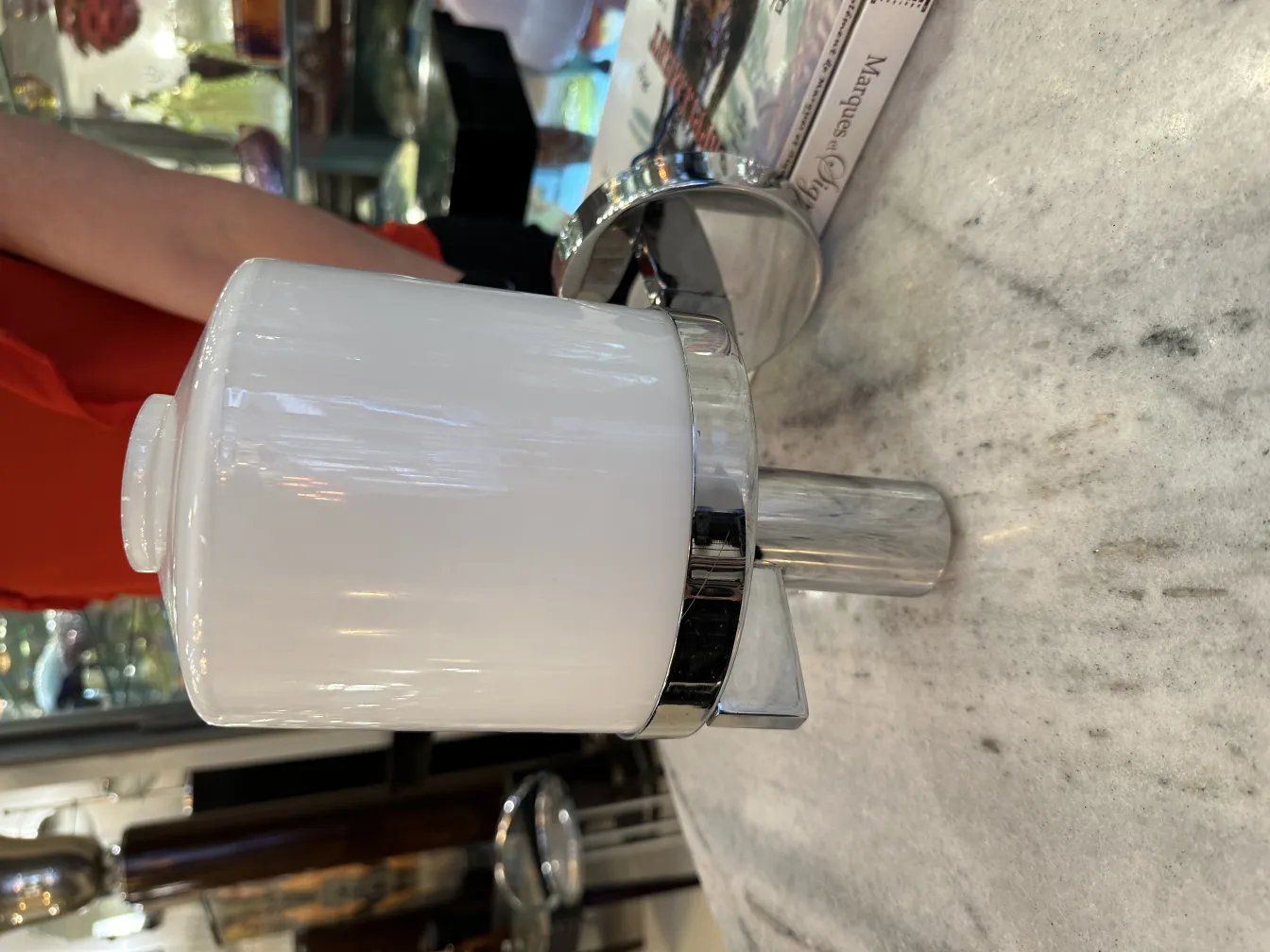 고급스러운 디자인의 고전 벽등, 화이트와 크롬.