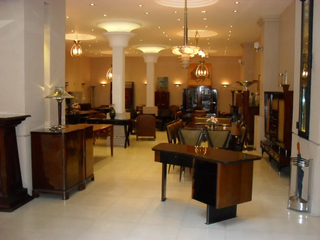 शानदार वातावरण में प्राचीन स्कोनस की जोड़ी।