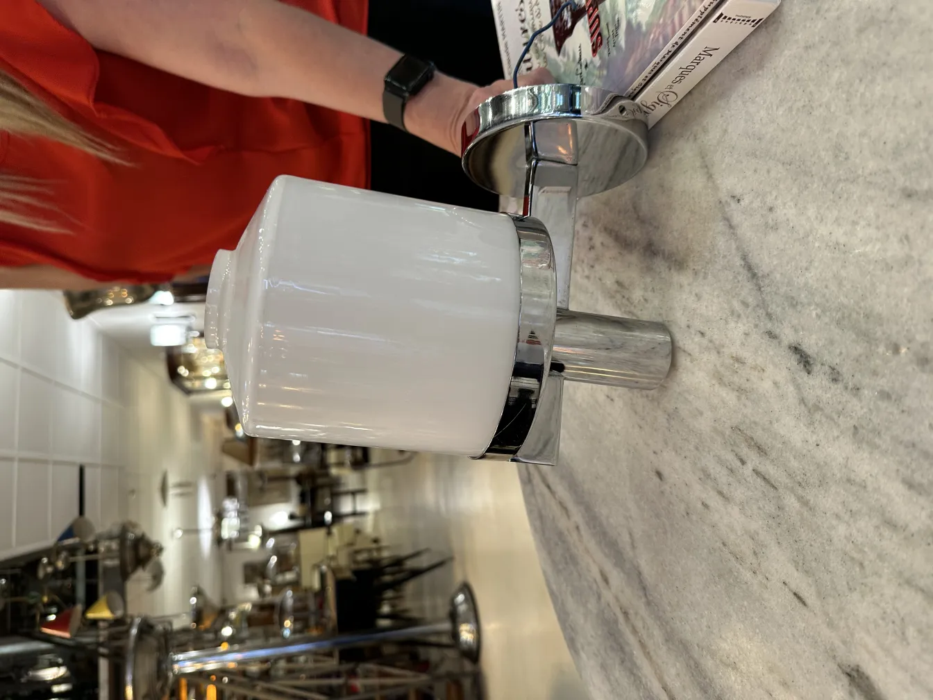 Старинные две бра с белым светом на блестящем фоне.