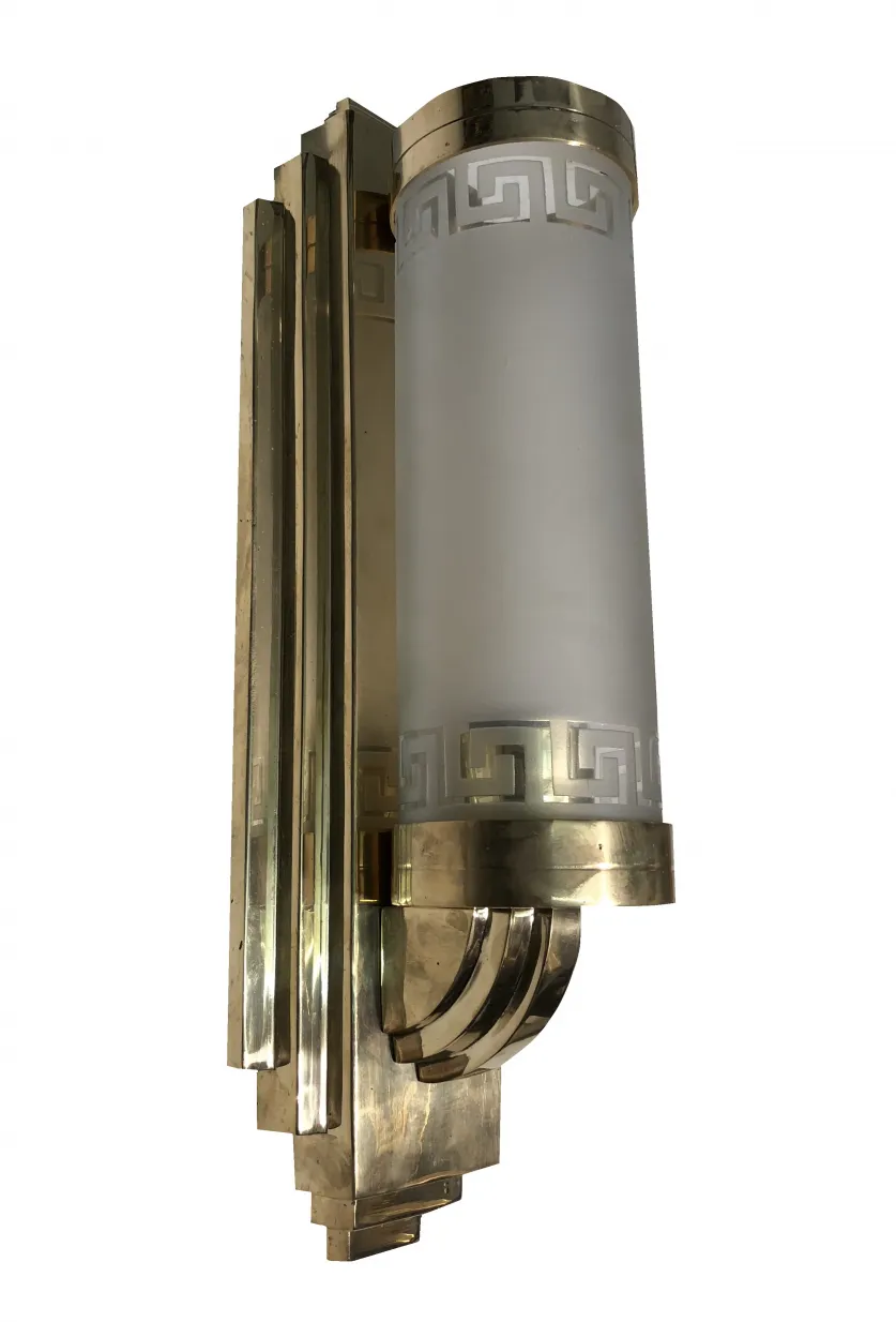 Antiguo par de apliques con base dorada y difusor blanco.