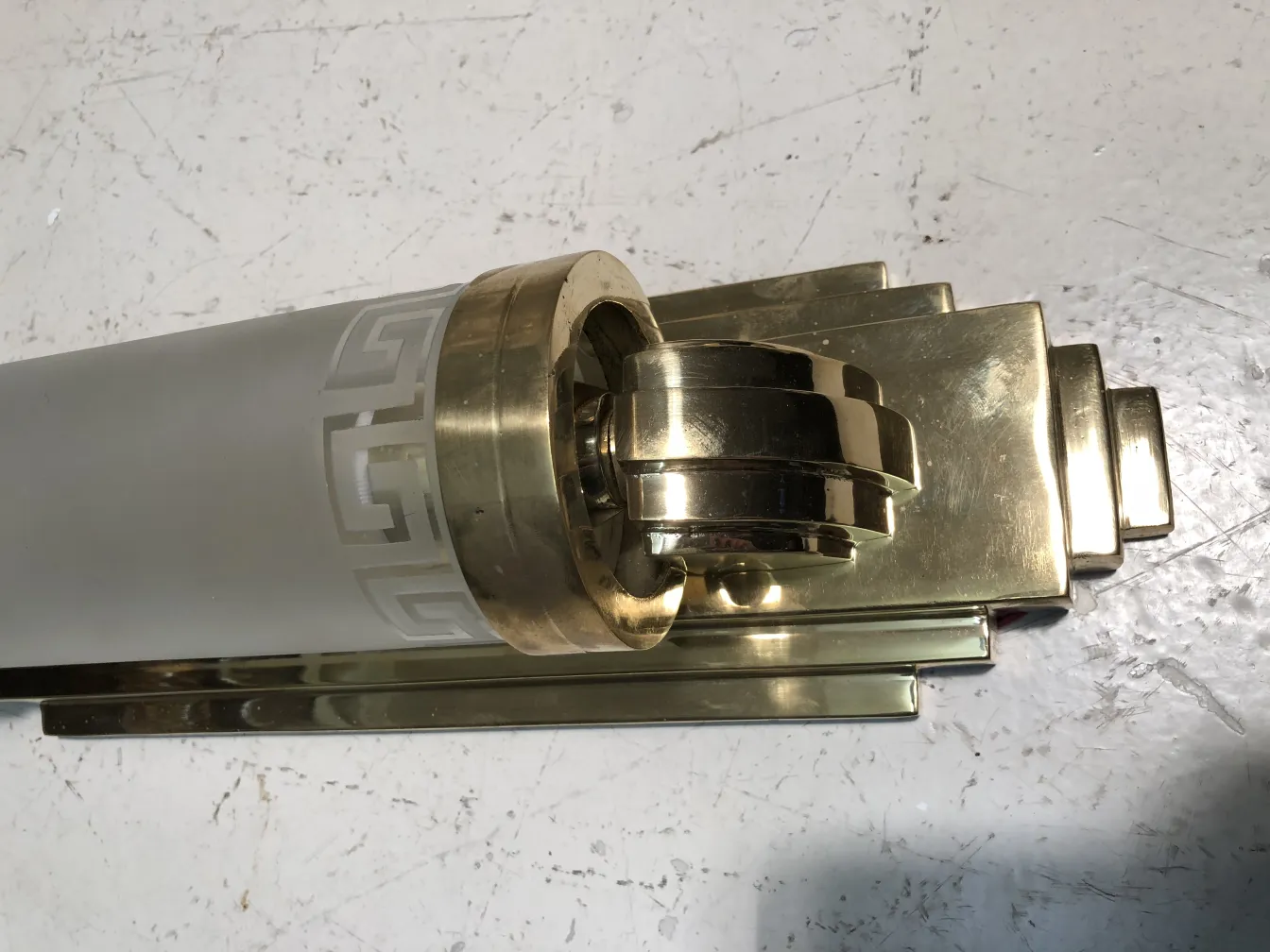 Красивый пар антикварных бра с золотой основой и элегантным дизайном.