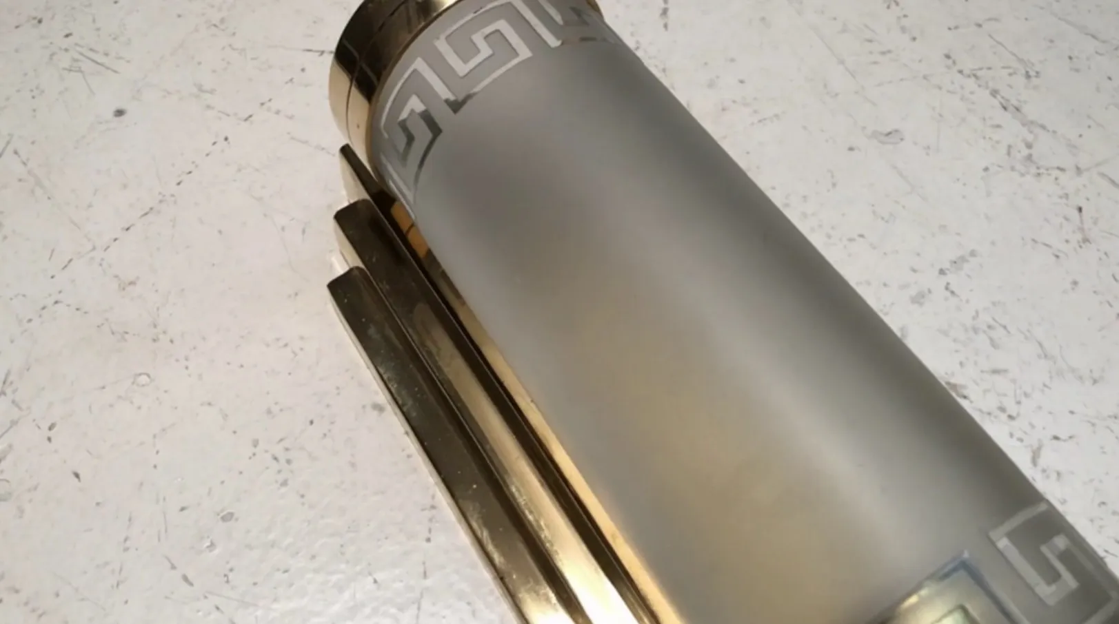 प्राचीन स्कोनस की जोड़ी, जिसमें सुन्दर डिज़ाइन और चमकीला फ़िनिश है, सजावट के लिए आदर्श।