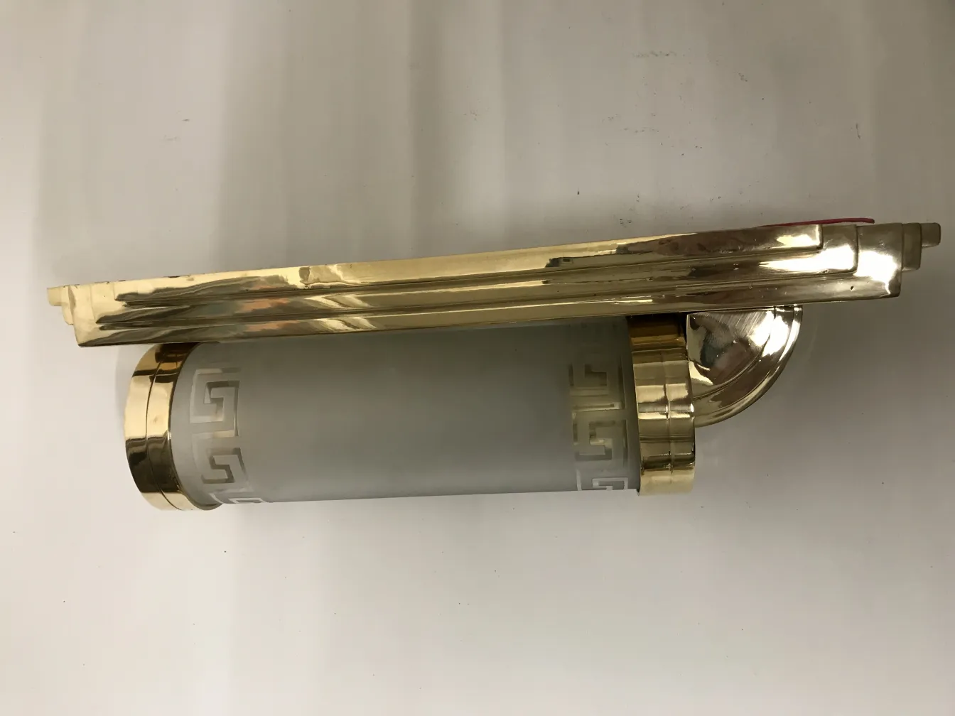 Antigo par de luminárias de parede douradas com luz suave.