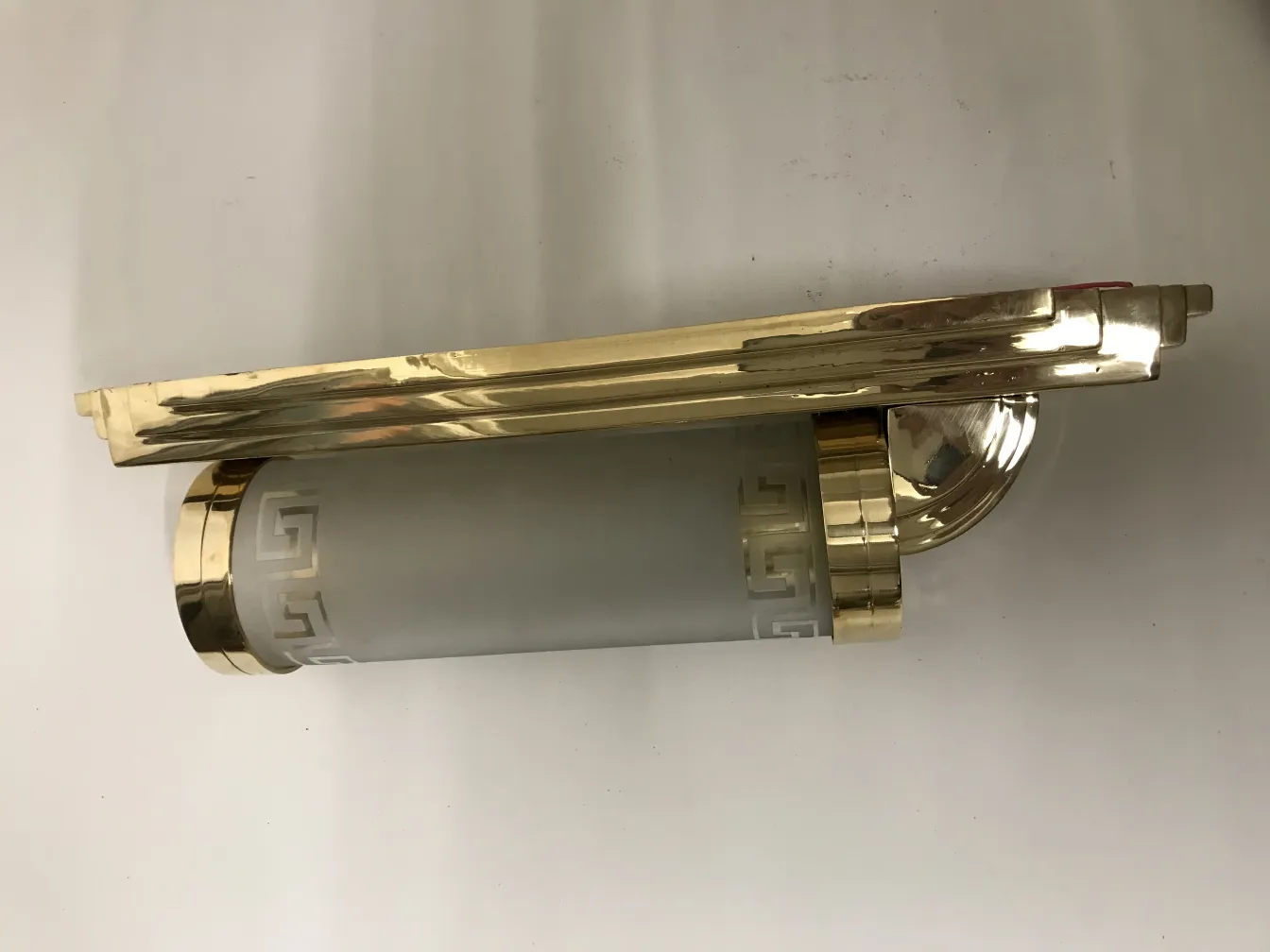 Paire d'appliques dorées avec un design élégant et des détails subtils