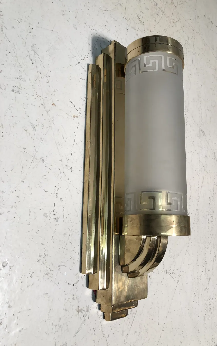 Antike Wandleuchter mit goldenen Farbtönen