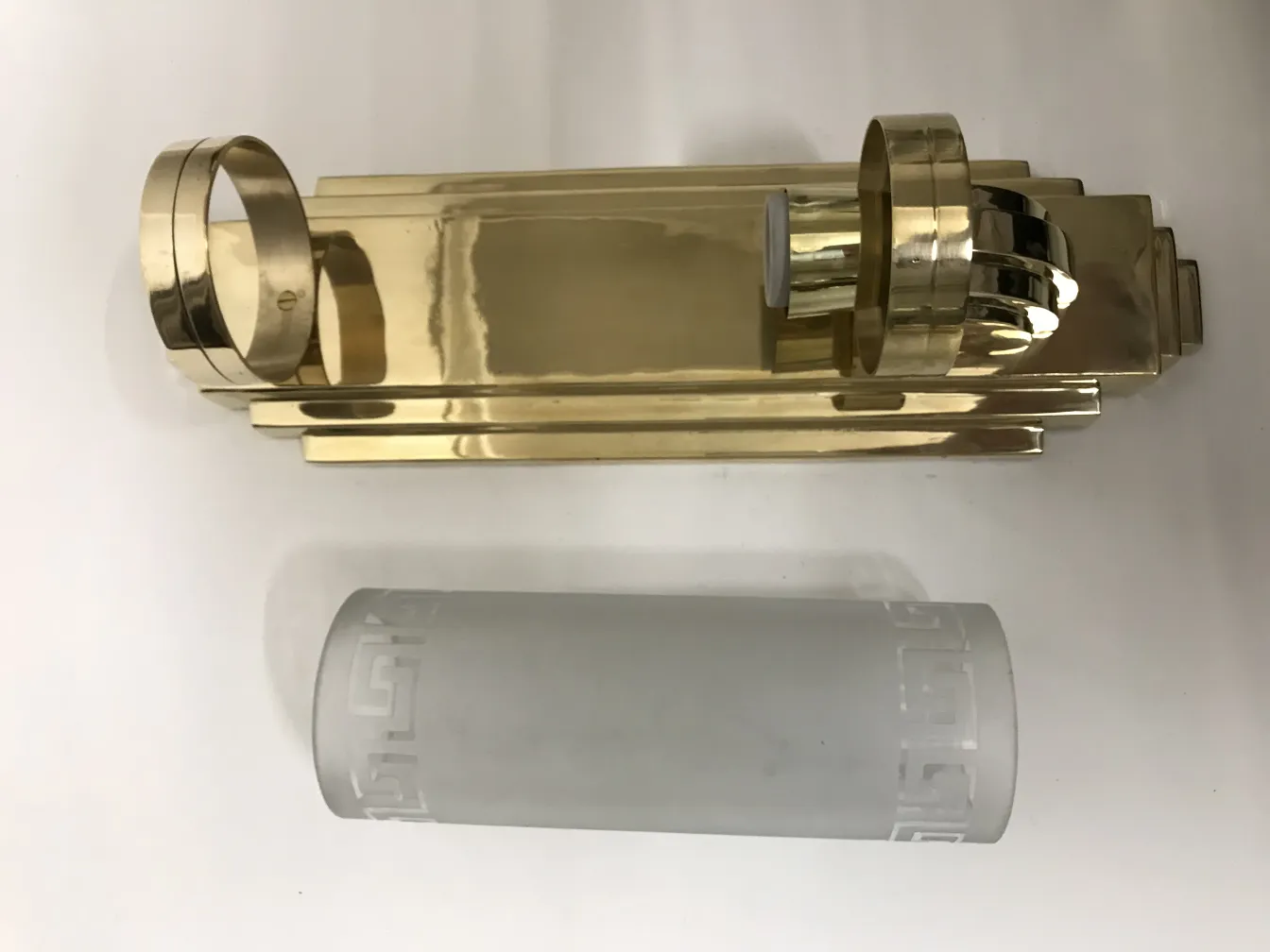 Ein Paar antiker Wandleuchter mit elegantem, detailliertem Design.