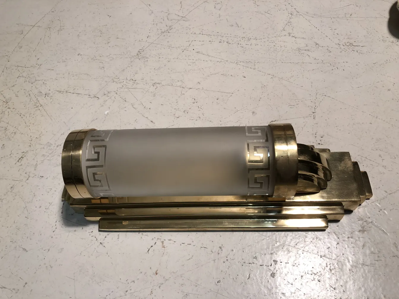 Antiguos apliques de pared con pantalla de vidrio esmerilado y detalles decorativos