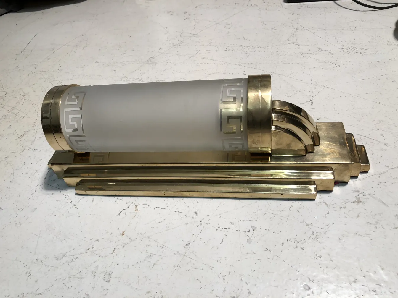 Paar antiker Wandleuchter mit elegantem geometrischem Design, perfekt für die Dekoration.