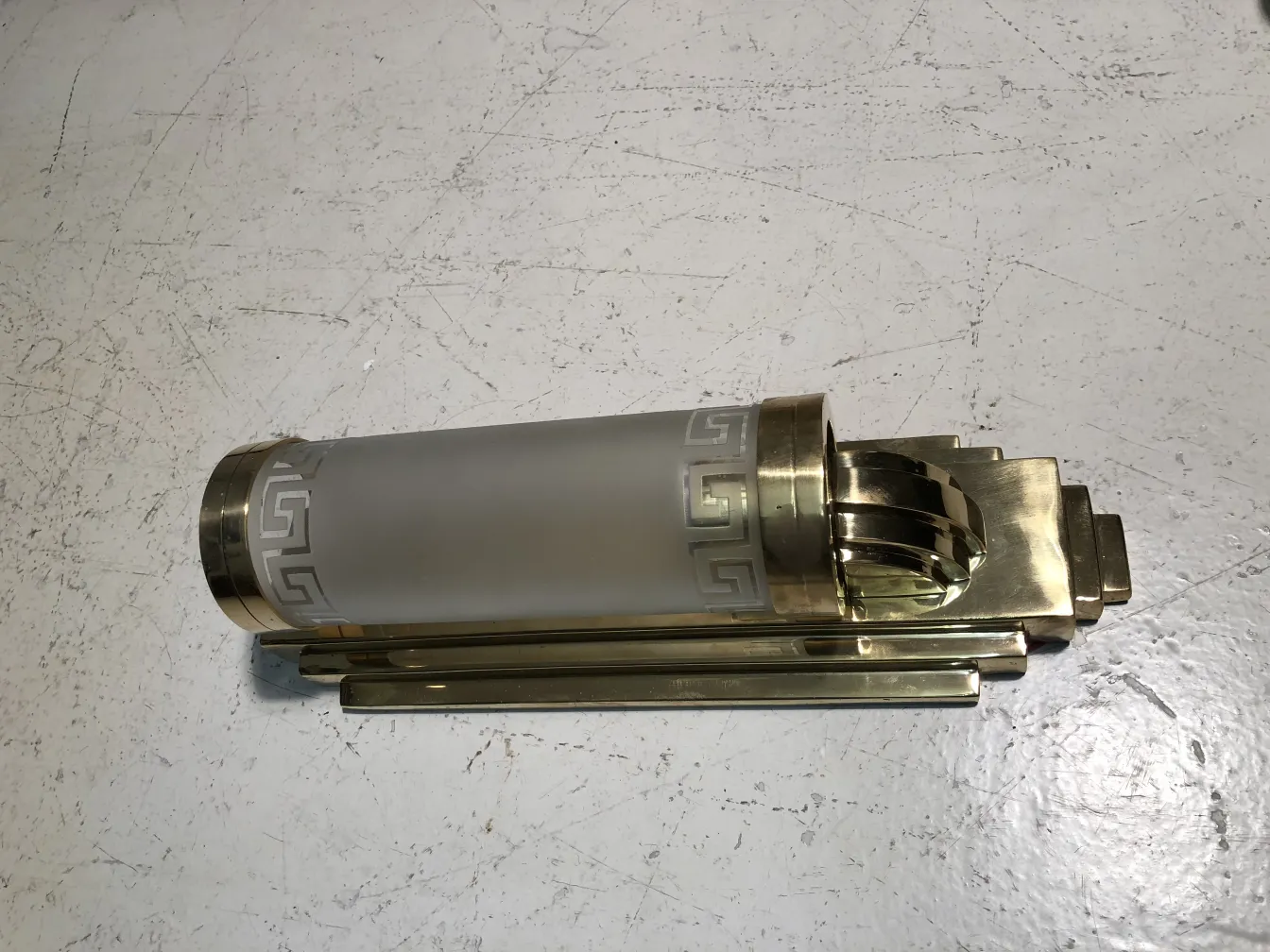 Zwei antike Wandleuchter mit dekorativen Details und elegantem Design