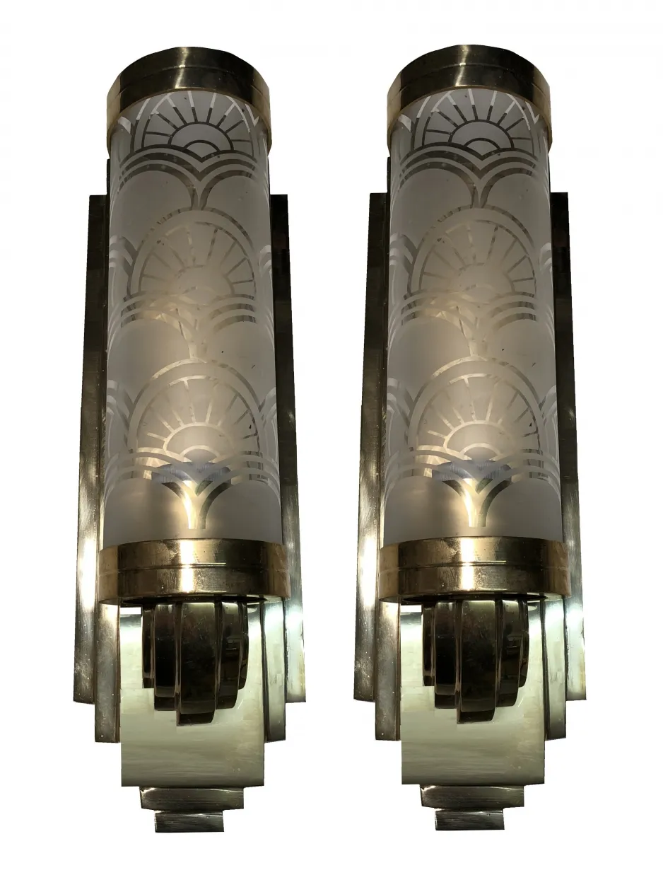 زوج من السلاسل الجدارية القديمة ذات التصميم الأنيق وتفاصيل الضوء.