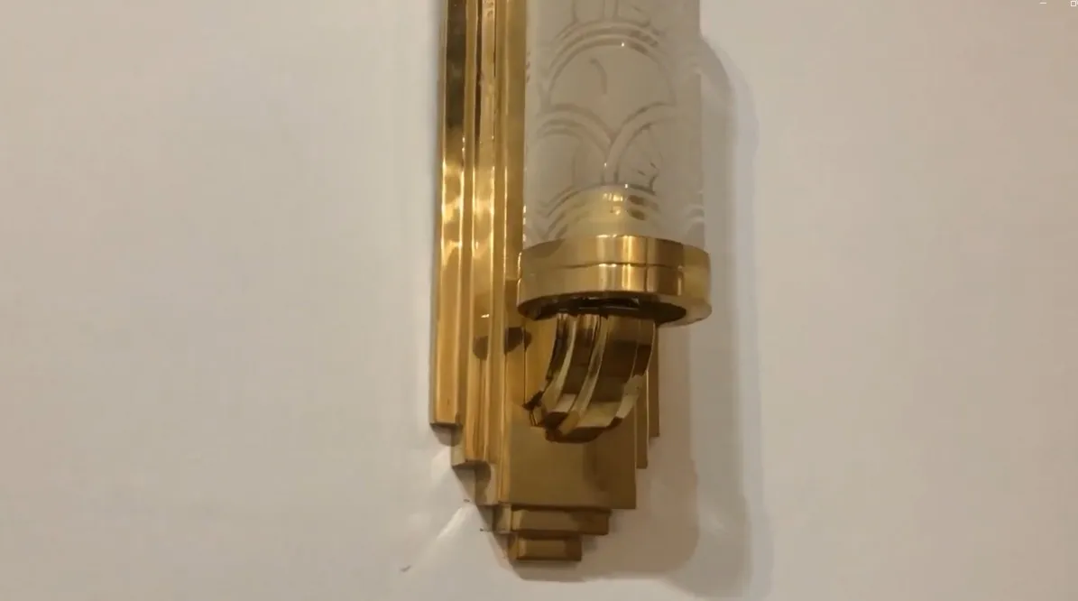 Dos apliques de pared antiguos con detalles dorados