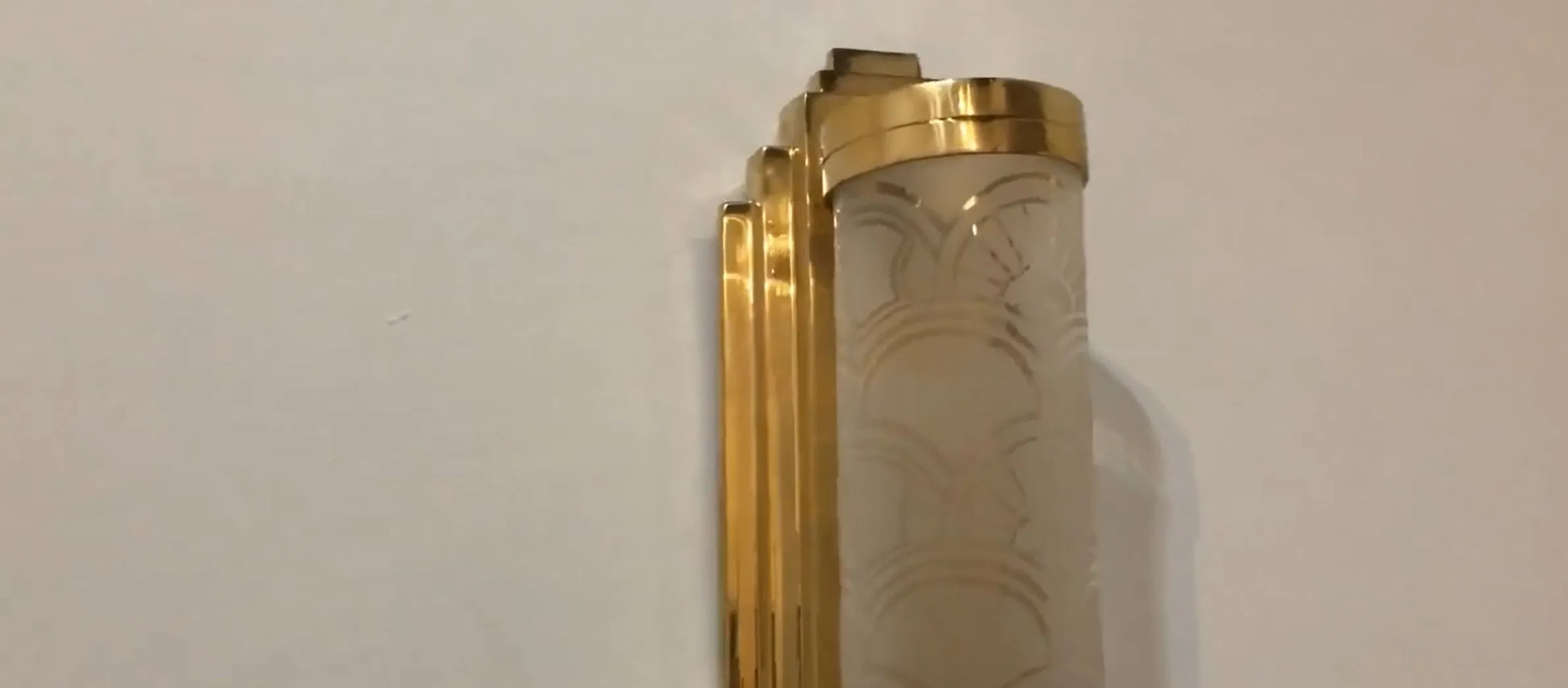 Apliques antiguos en estilo clásico, luz suave y decorativa.