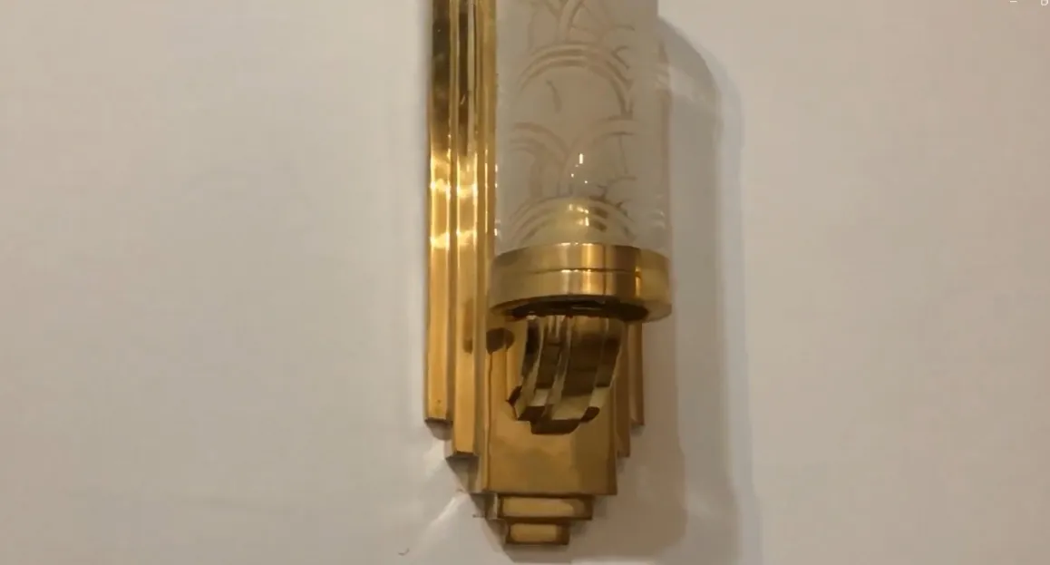 金色壁灯，带有雕刻设计和柔和光线