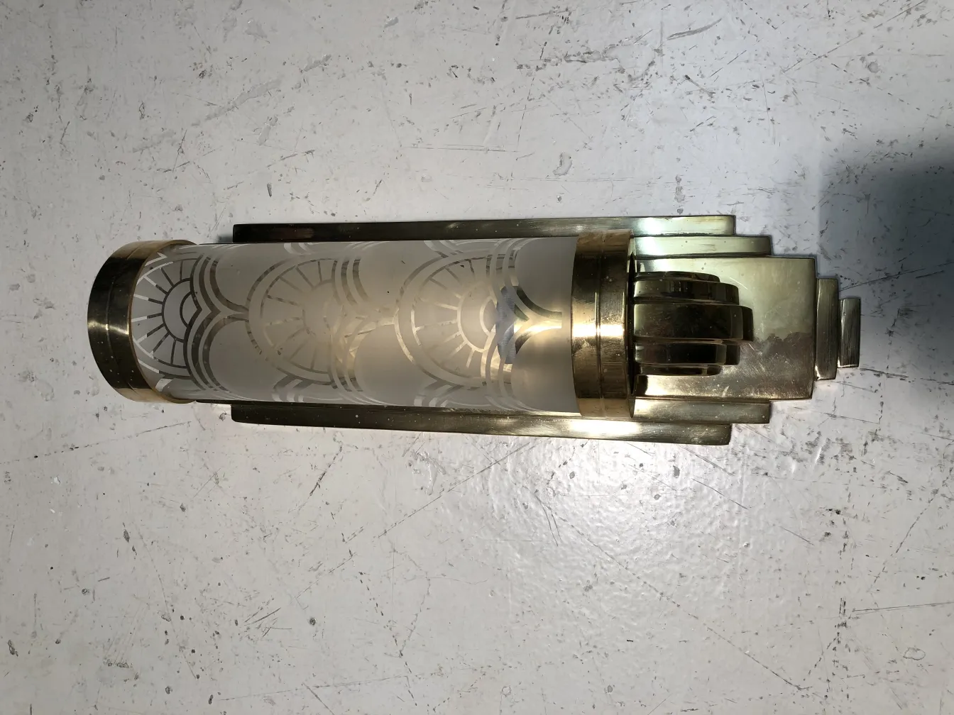 古老的壁灯，具有装饰性磨砂玻璃设计。