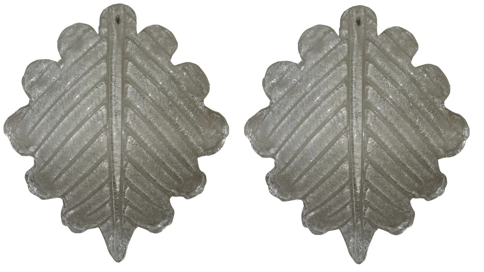 Paire d'appliques anciennes avec un design de feuille sculpté
