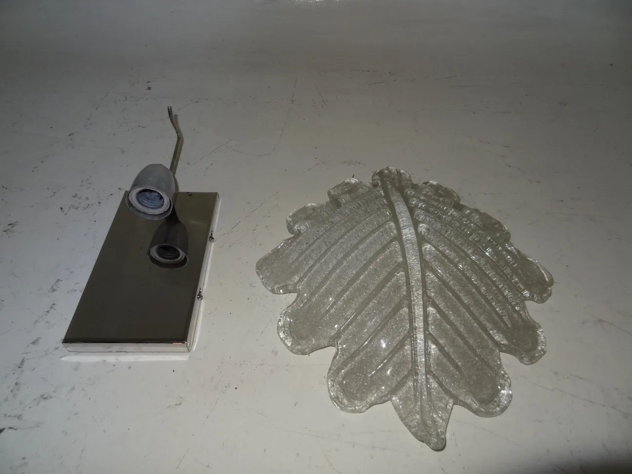 Paire d'appliques anciennes avec base métallique et design de feuille, parfaites pour la décoration.