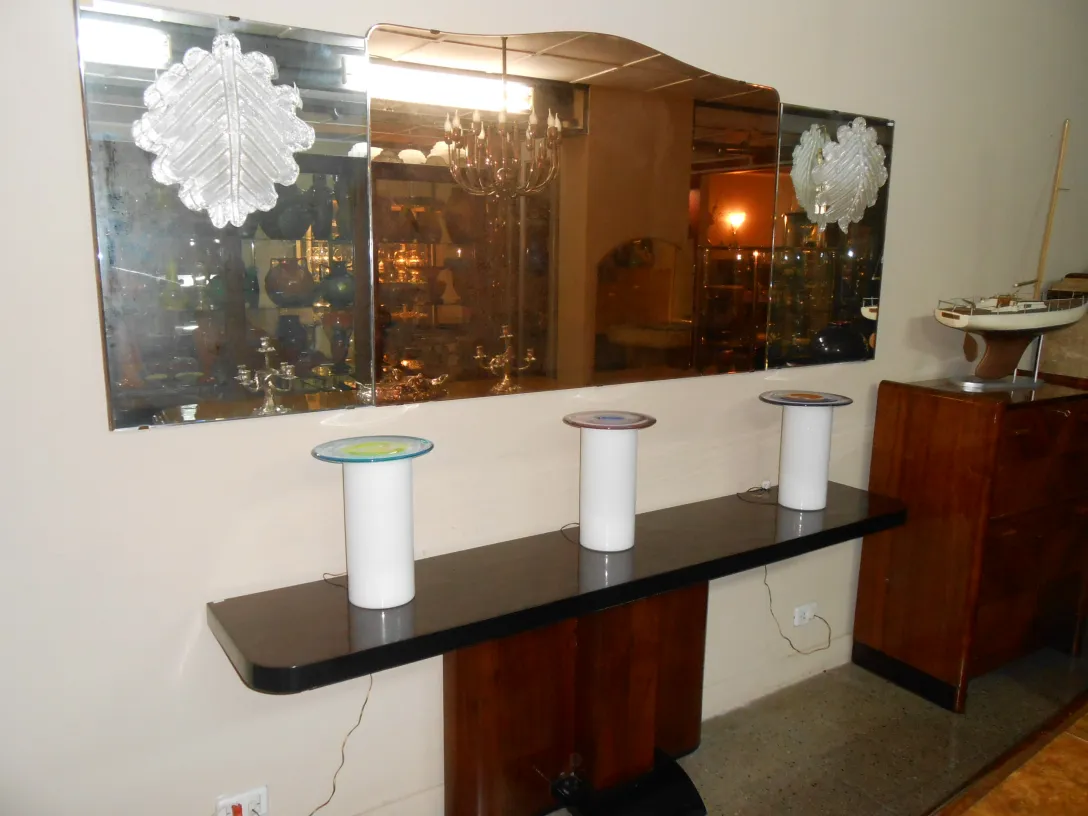 Par de apliques antiguos en un entorno decorativo elegante con un espejo